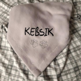 kocyk dla psa z imieniem szary sweetapaszka, imię wykonane czcionką bikli